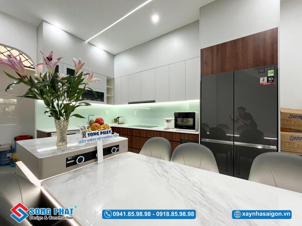 Hệ tủ bếp lắp đặt chắc chắn, thẩm mỹ cao.