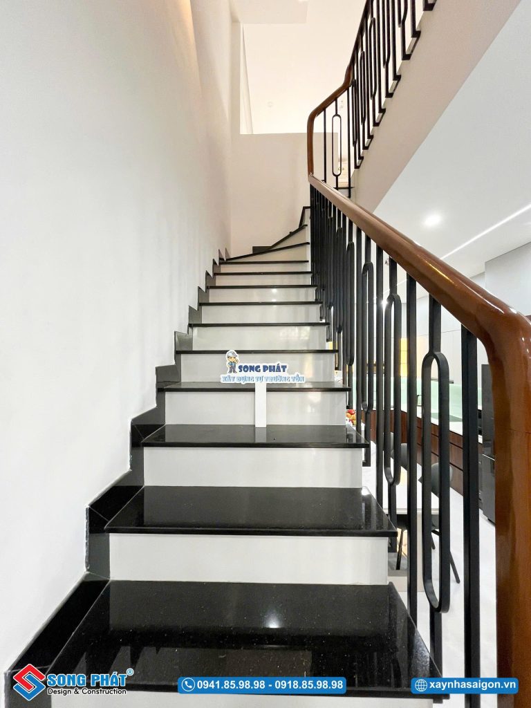 Cầu thang thi công chắc chắn, đảm bảo an toàn sử dụng.