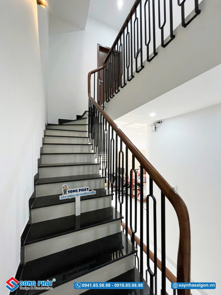 Thiết kế cầu thang tạo cảm giác thông thoáng giữa các tầng.