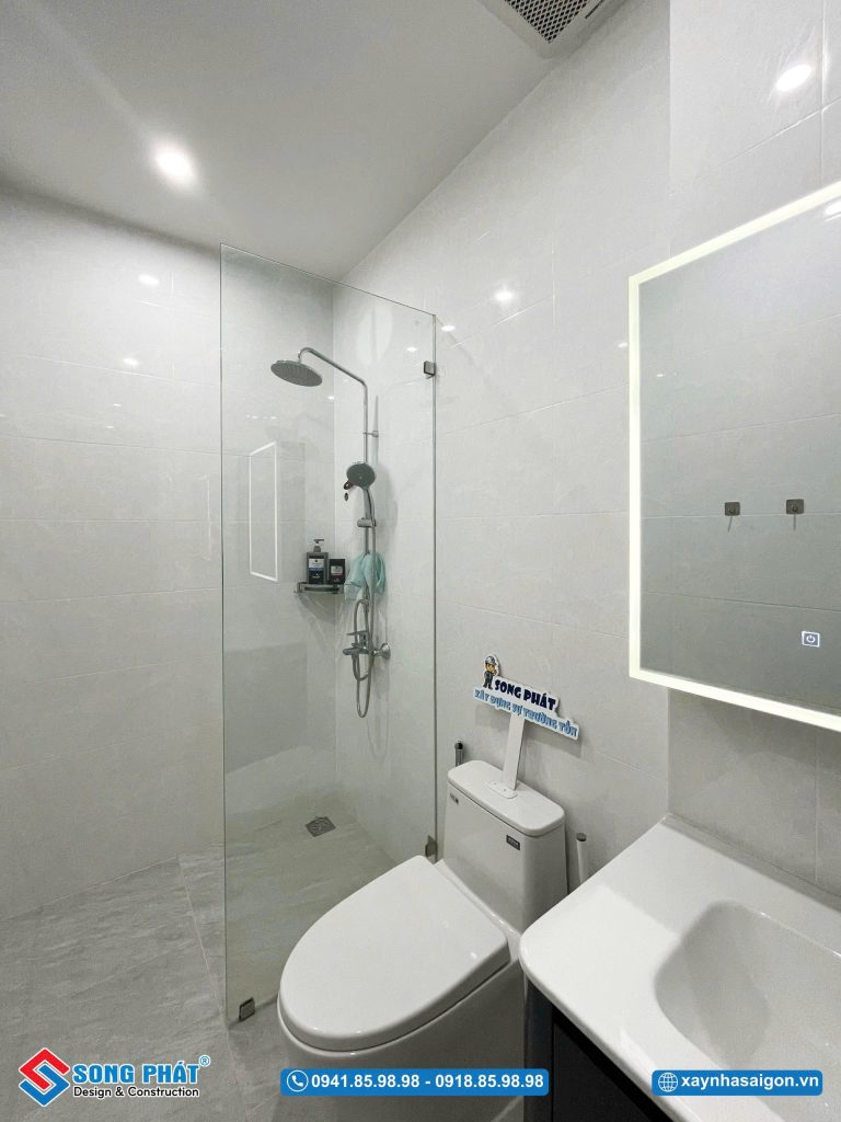 Nhà vệ sinh được trang bị đầy đủ thiết bị cần thiết.