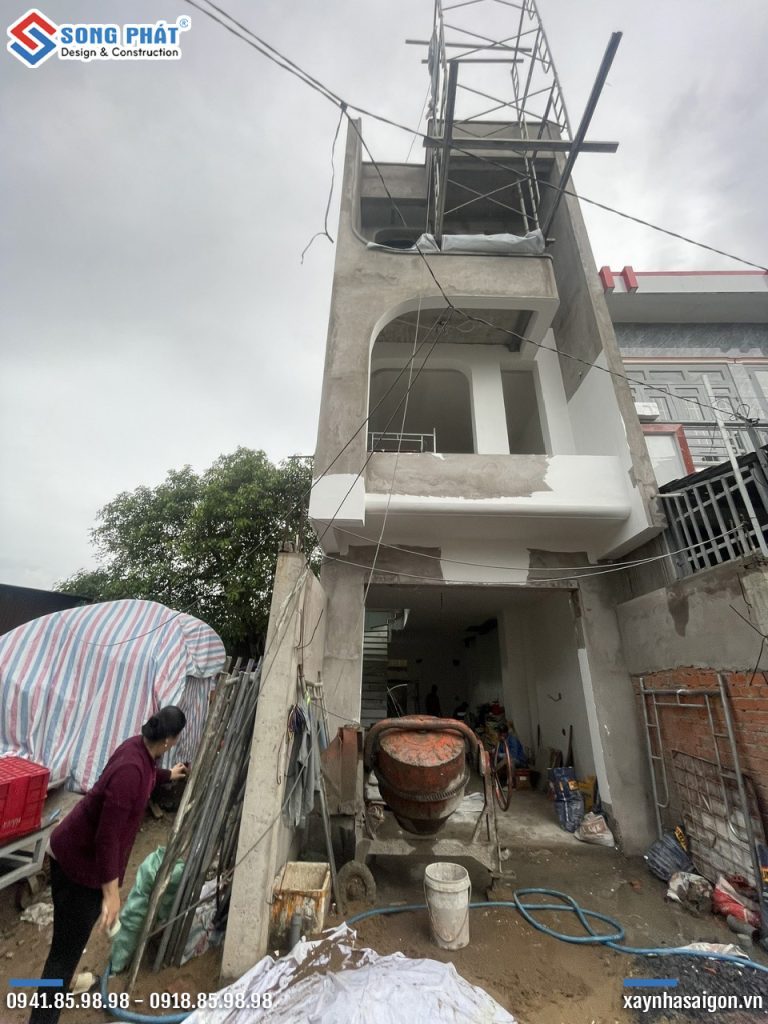 Mặt tiền ngôi nhà đang thi công ngày 22/09