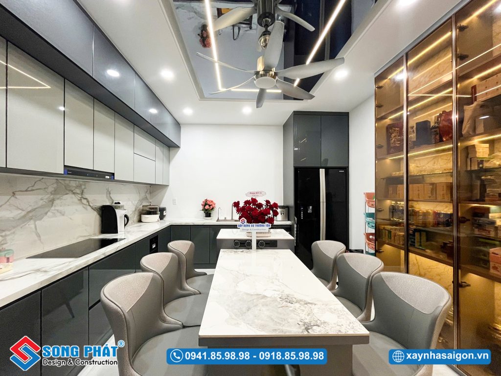 Bếp ăn đón ánh sáng, tạo cảm giác sạch sẽ và thông thoáng