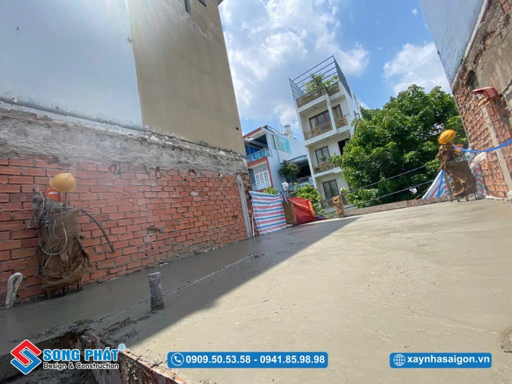 Hoàn thiện đổ bê tông sàn lầu 1