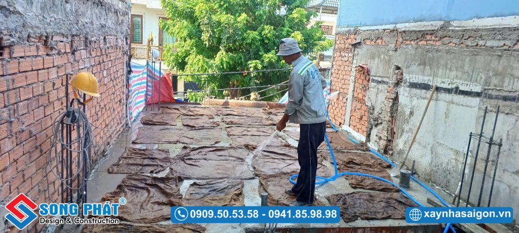 Bao che, tưới ẩm bảo dưỡng bê tông sàn