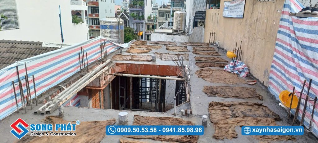 Bao che, tưới ẩm bảo dưỡng bê tông sàn