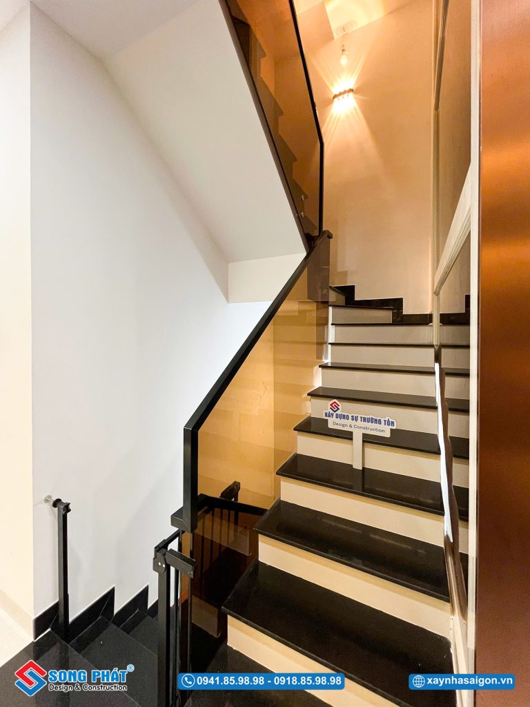 Không gian sảnh thang được hoàn thiện chỉn chu với màu nâu cafe nổi bật