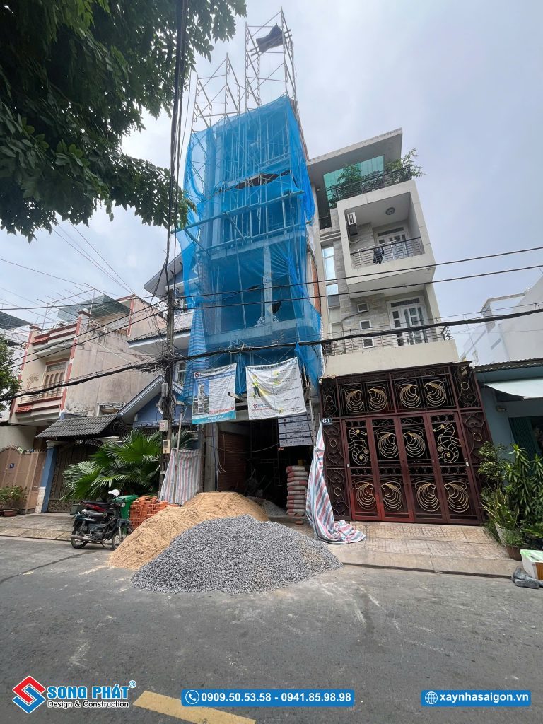 Mặt tiền ngôi nhà trong quá trình thi công