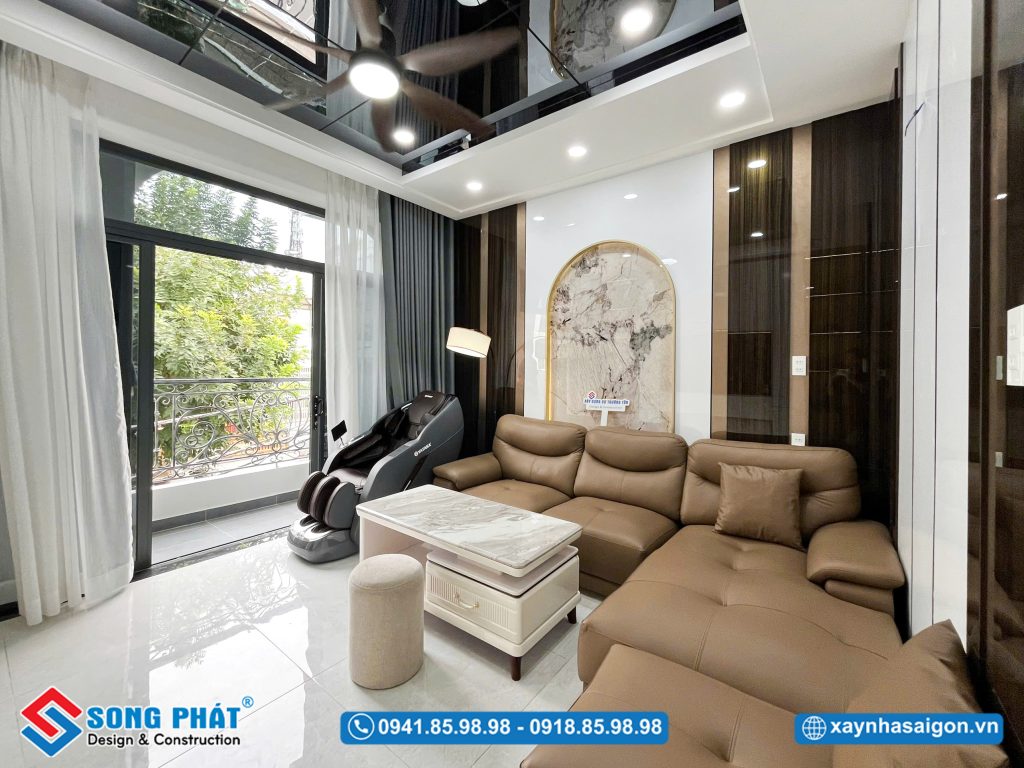 Phòng khách kết nối trực tiếp với ban công tạo cảm giác thoáng đãng và tối ưu ánh sáng tự nhiên