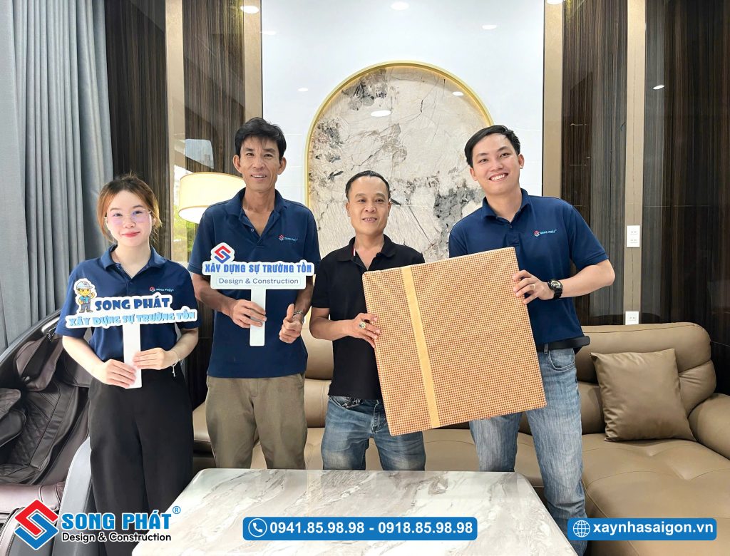 Đội ngũ Song Phát đến bàn giao và tặng quà kỉ niệm cho gia đình anh Long