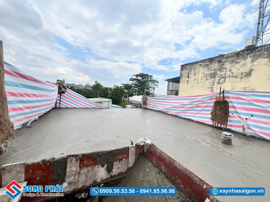05/06 Hoàn thành đổ bê tông sàn lầu 1