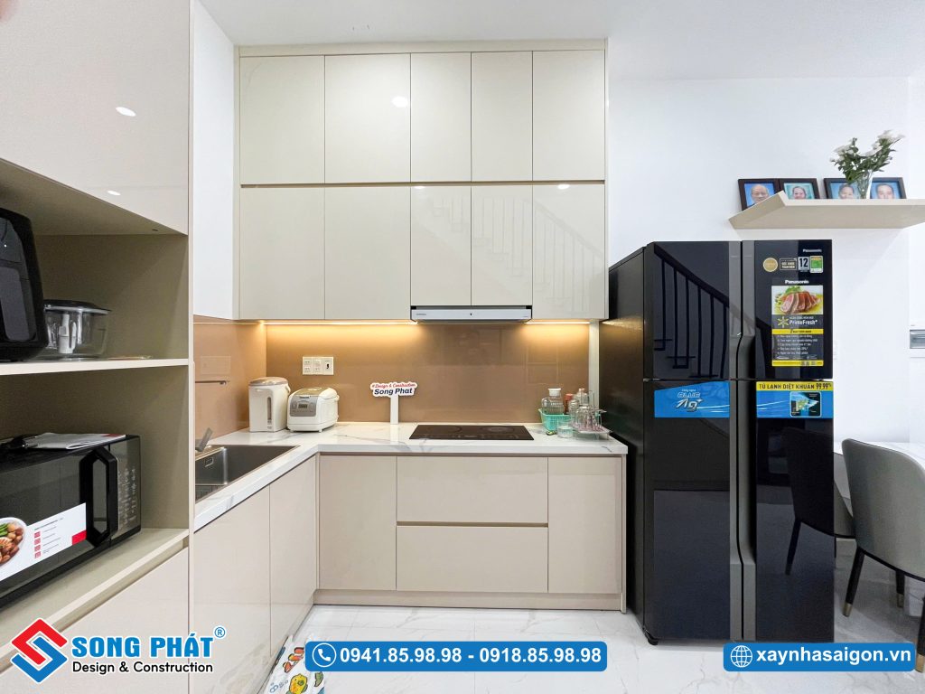 Tủ bếp kịch trần tối ưu không gian sử dụng cho gia đình