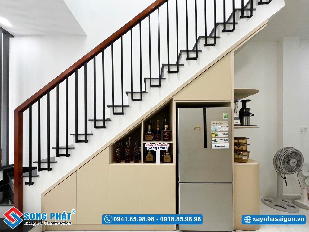 Tận dụng chân cầu thang làm tủ đựng vật dụng tiện nghi