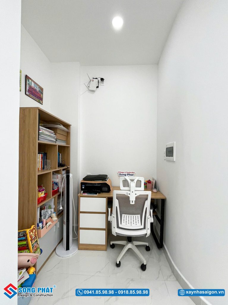 Góc làm việc đơn giản được bố trí tại sảnh thang