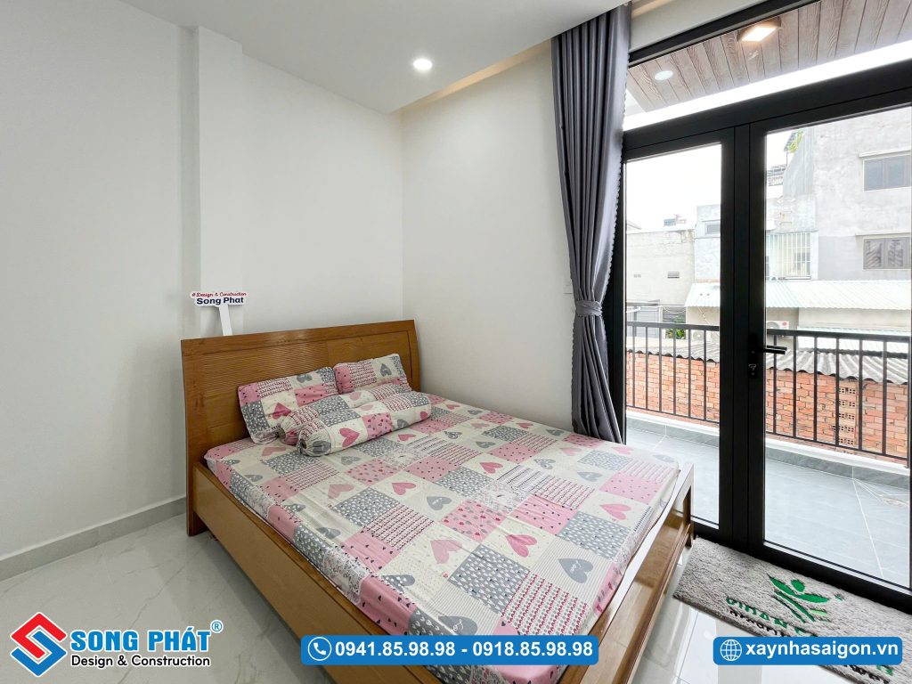 Cửa kính lớn tối ưu ánh sáng tự nhiên mang đến cảm giác rộng rãi, thoải mái