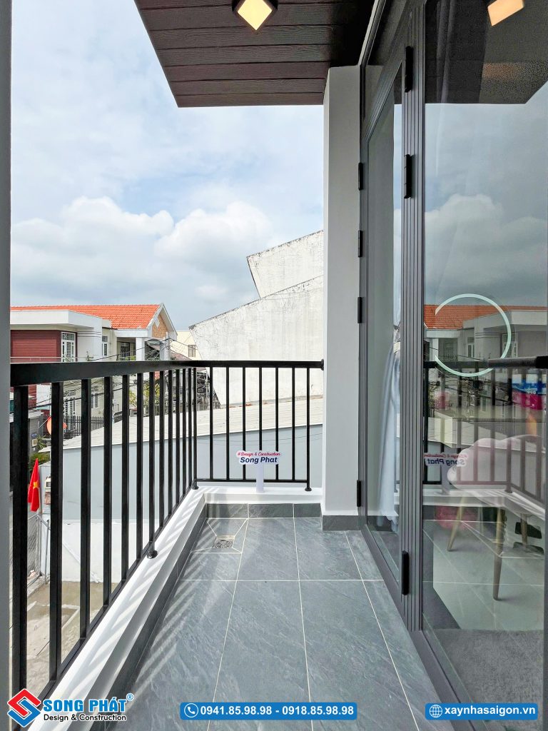 Ban công phòng ngủ phía trước lầu 1