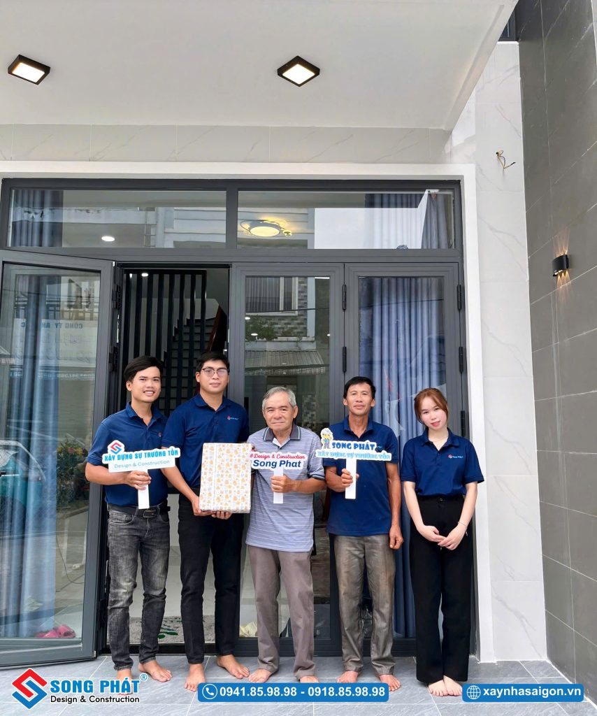 Đội ngũ Song Phát đến bàn giao và tặng quà cho gia đình cô Yến