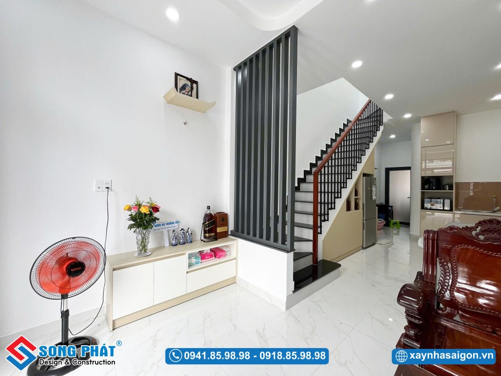 Lam sắt làm vách trang trí đơn giản cho không gian tầng trệt