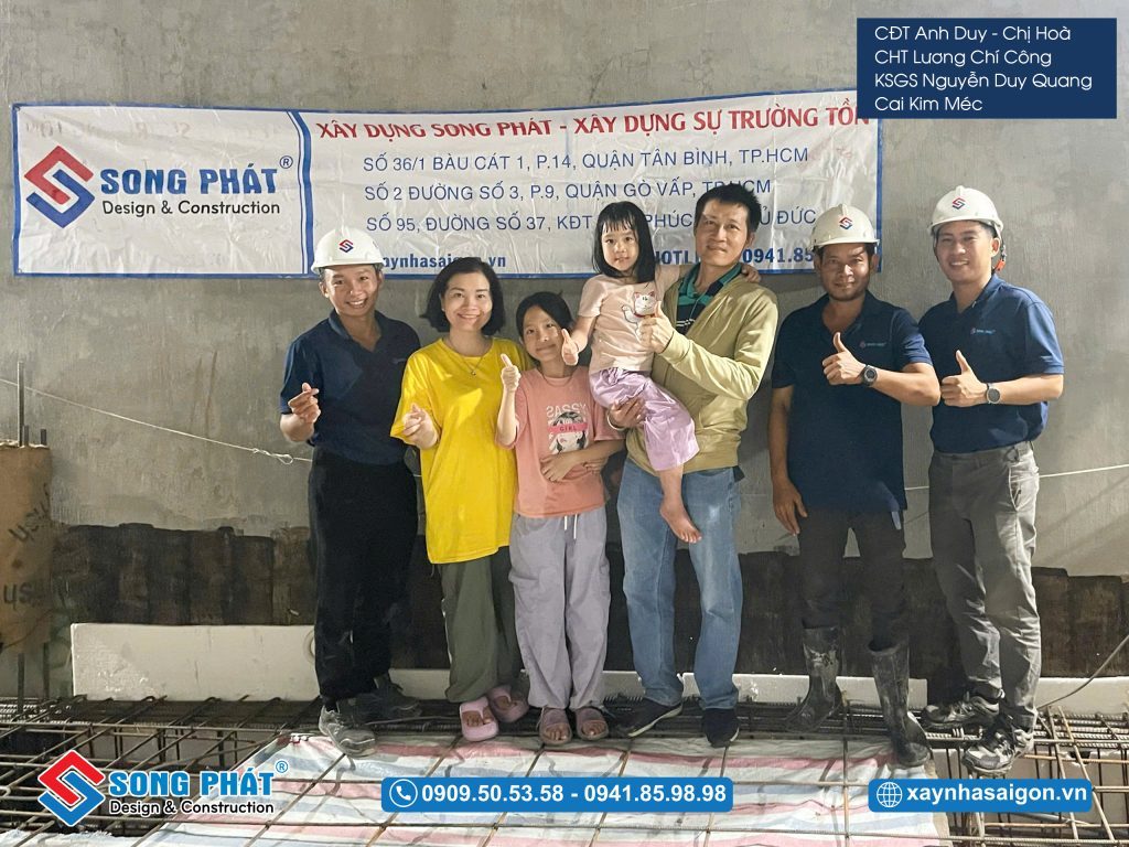Gia đình anh Duy – Chị Hoà cùng đội ngũ Song Phát nghiệm thu thép sàn, giám sát quá trình đổ bê tông