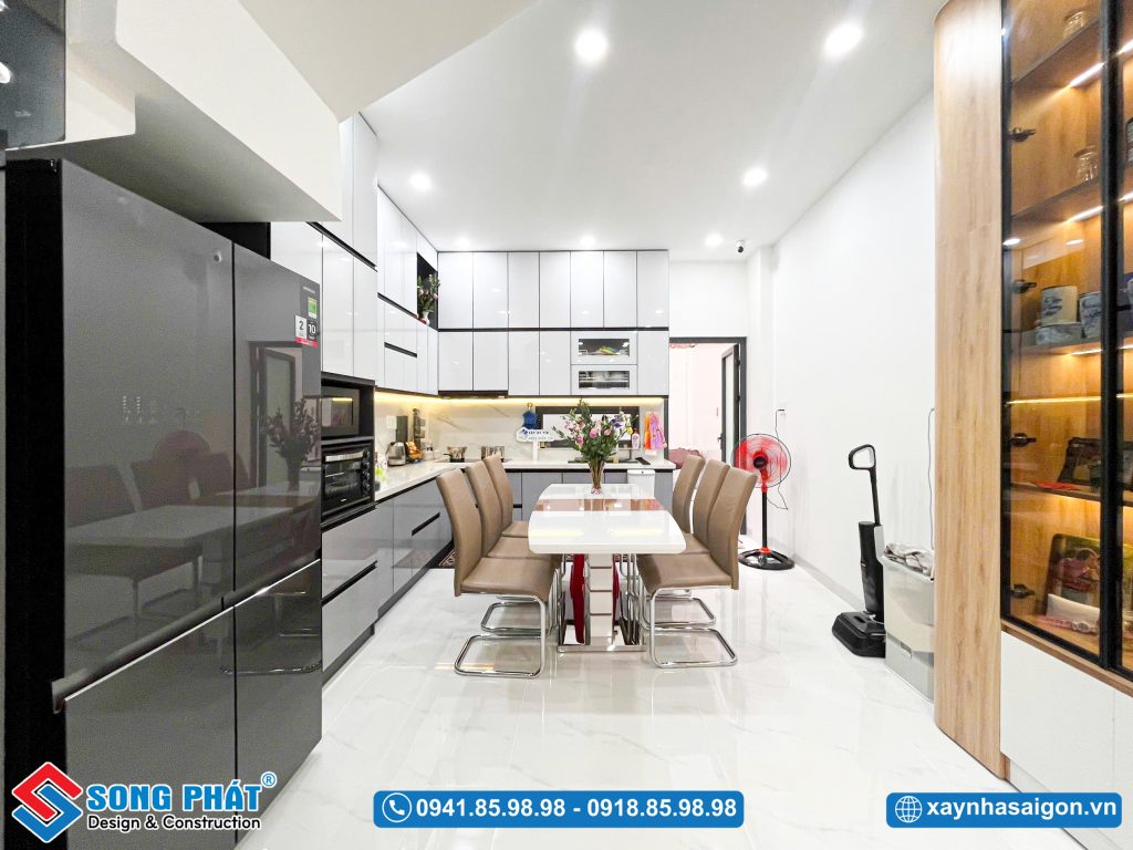 Khu vực bếp ăn được thiết kế liên thông với phòng khách, giúp không gian sinh hoạt chung trở nên rộng rãi hơn.