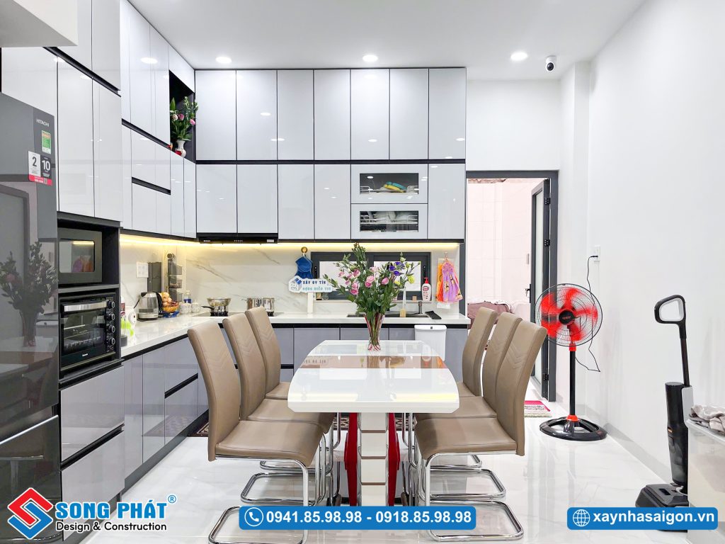 Tủ bếp được bố trí khoa học, tối ưu công năng sử dụng trong quá trình nấu nướng.