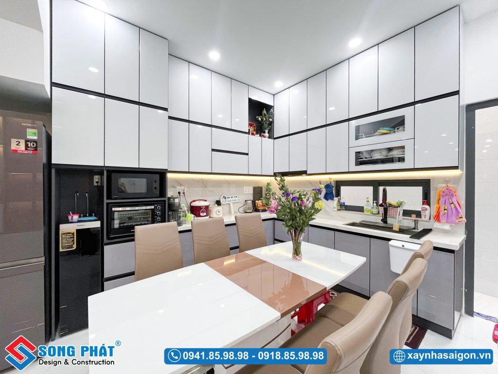 Gam màu bếp hiện đại kết hợp với mặt đá bếp tạo nên vẻ đẹp sang trọng.