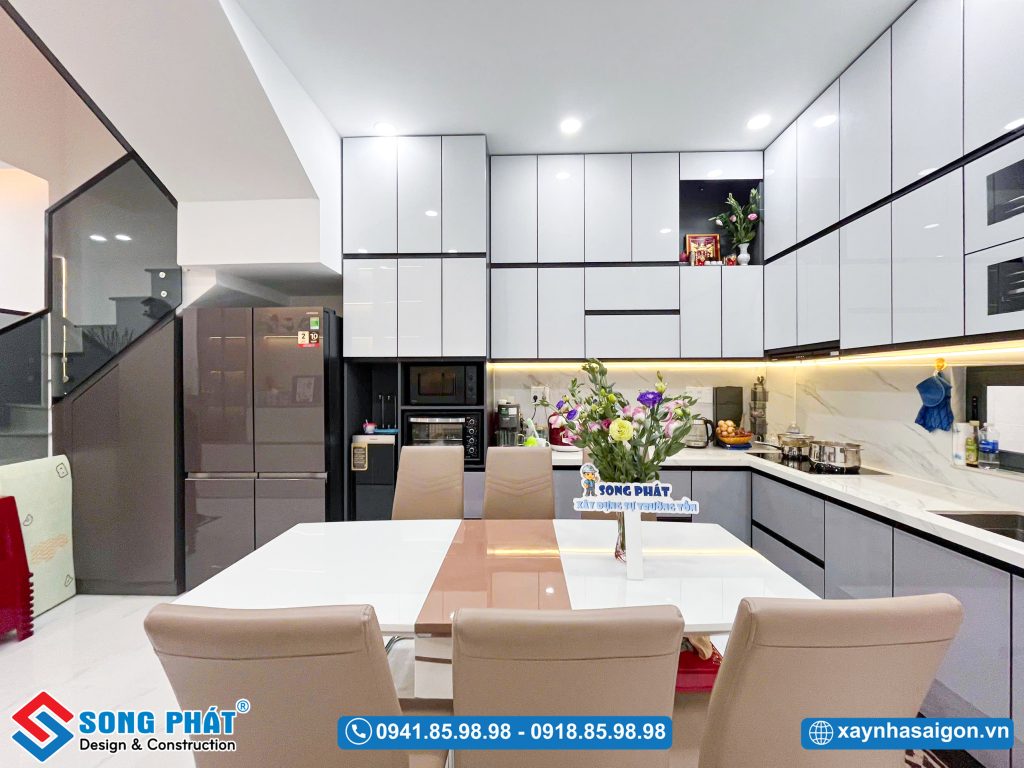 Thiết kế bếp đảm bảo đầy đủ ánh sáng và thông gió tự nhiên.