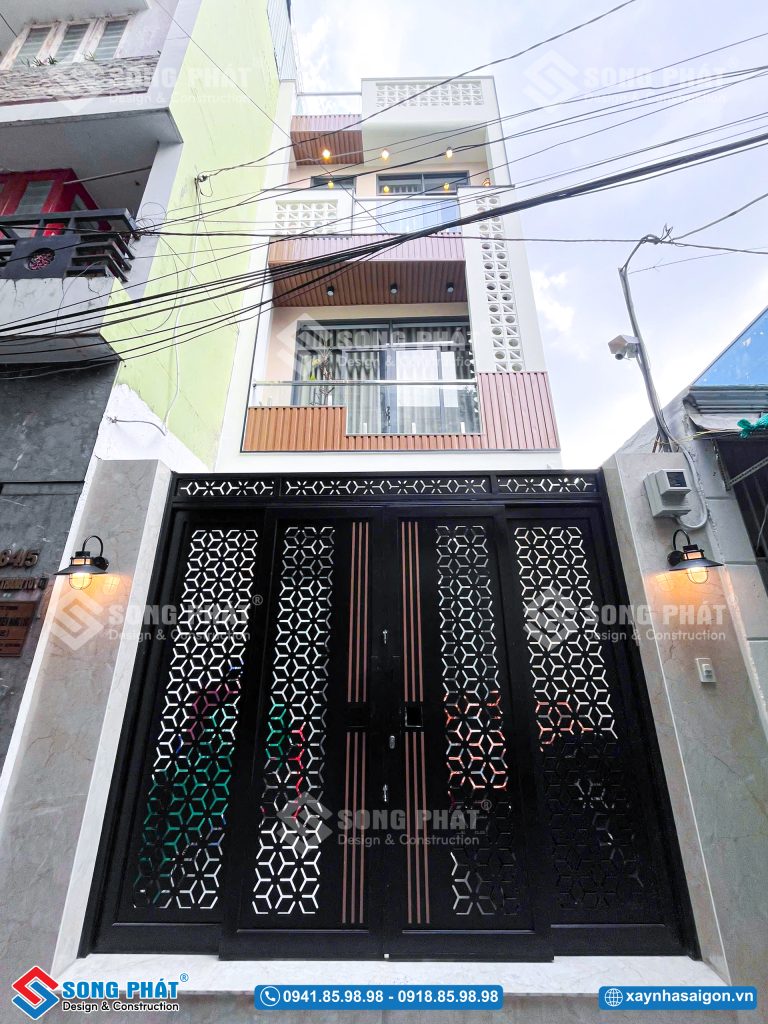 Sự kết hợp giữa lam trang trí, lan can kính và các mảng ốp tạo nên tổng thể mặt tiền trẻ trung, sang trọng.