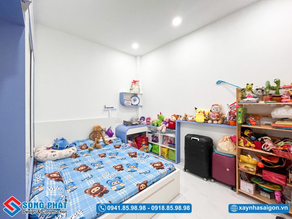 Phòng ngủ cho bé được thiết kế với tone màu xanh yêu thích, mang lại cảm giác tươi mát