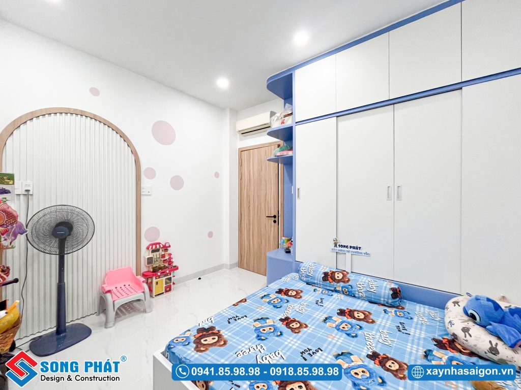 Sự kết hợp giữa màu sắc và vật liệu mang lại cảm giác ấm áp cho không gian.