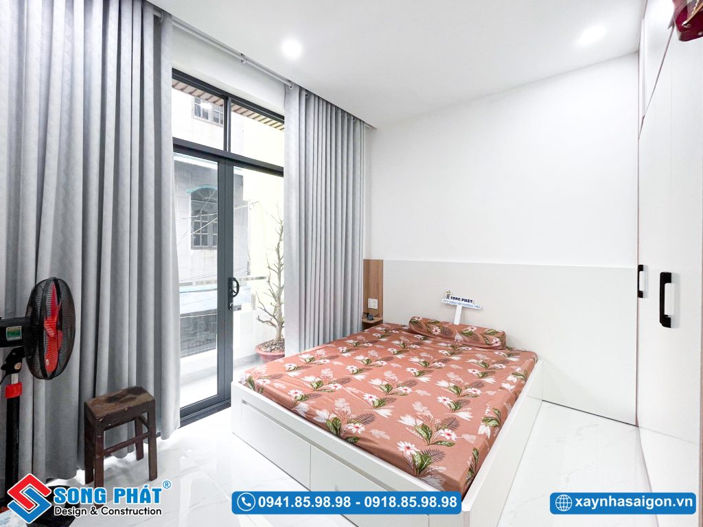 Phòng ngủ thứ hai được thiết kế theo phong cách hiện đại và tối giản.
