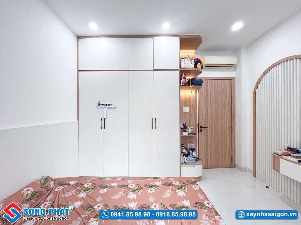 Tủ quần áo được thiết kế liền khối giúp không gian gọn gàng hơn.