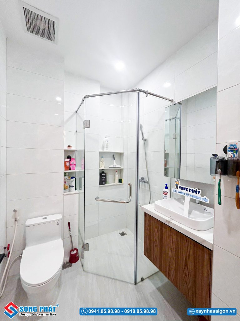 Nhà vệ sinh được thiết kế gọn gàng với đầy đủ các thiết bị cần thiết.