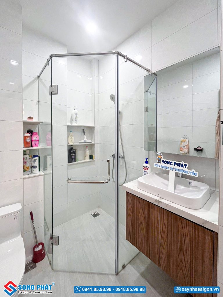 Vách kính tắm giúp phân chia khu vực khô và ướt rõ ràng.