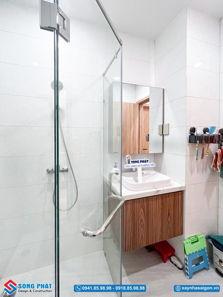 Hệ tủ lavabo giúp tăng không gian lưu trữ vật dụng cá nhân.