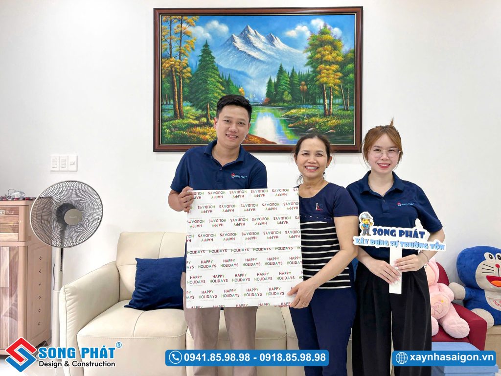 Đội ngũ Song Phát đến bàn giao và tặng quà kỉ niệm cho gia đình chị Bé