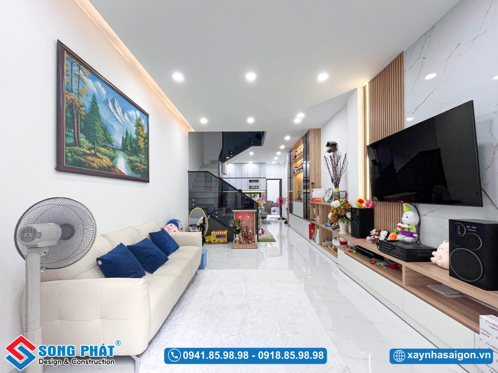 Không gian phòng khách được thiết kế theo phong cách hiện đại với bố cục gọn gàng và tinh tế.