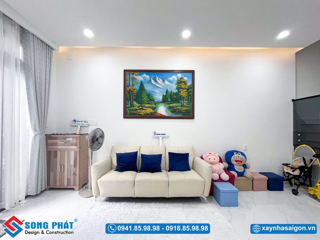 Hệ cửa phía trước giúp phòng khách luôn tràn ngập ánh sáng tự nhiên.