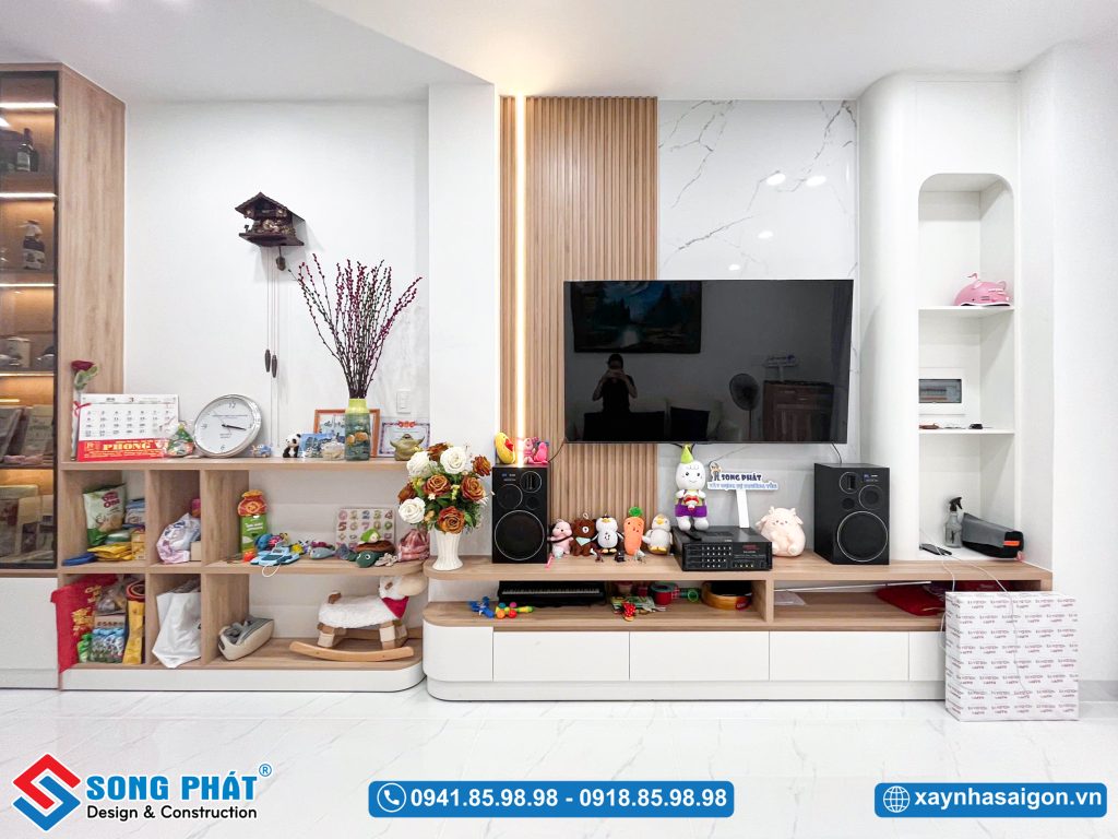 Kệ tivi và tủ trang trí được thiết kế đồng bộ, tạo điểm nhấn thẩm mỹ cho không gian.
