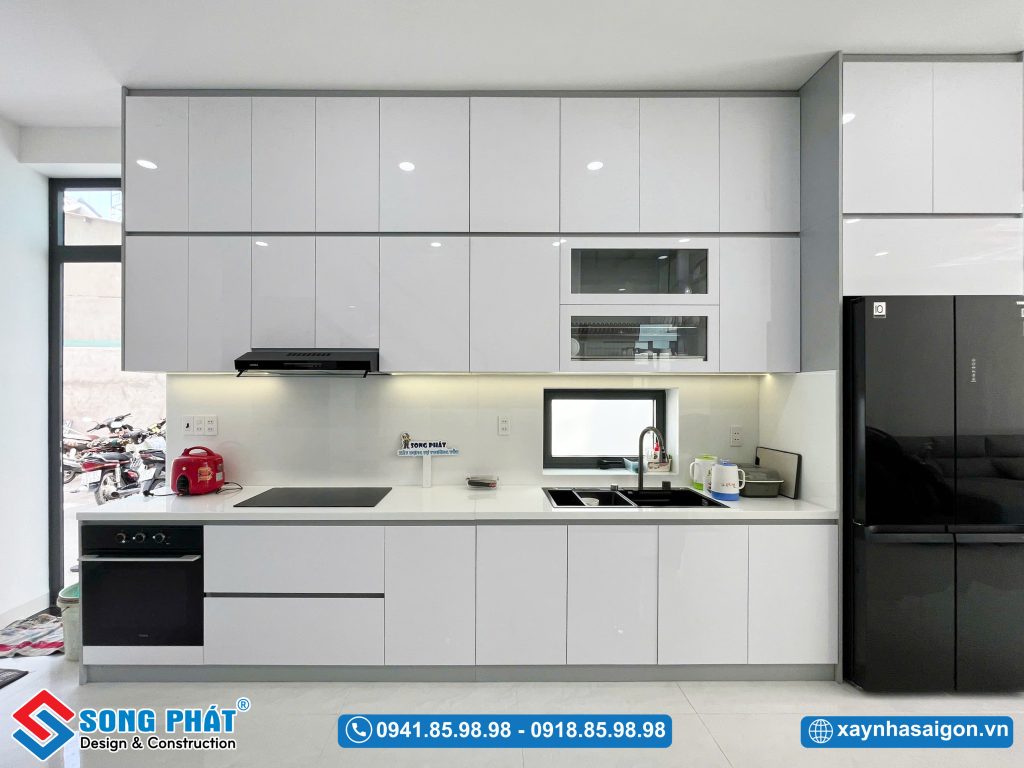 Nội thất bếp full trắng tạo cảm giác gọn gàng, sạch sẽ