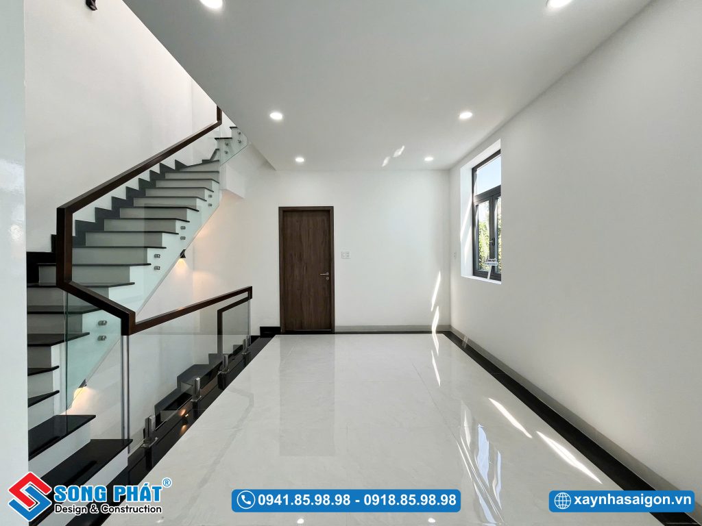 Sảnh thang rộng rãi, tràn ngập ánh sáng tự nhiên từ giếng trời và cửa sổ