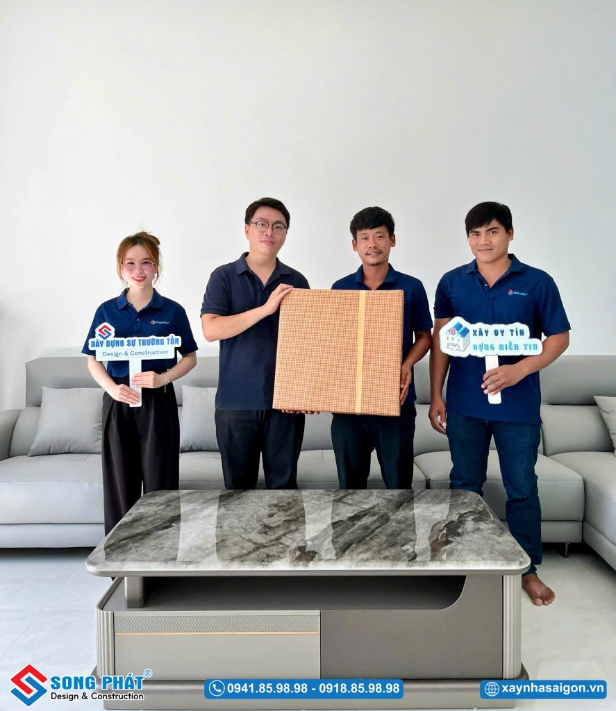 Đội ngũ song Phát đến bàn giao và tặng quà cho gia đình anh Sang 
