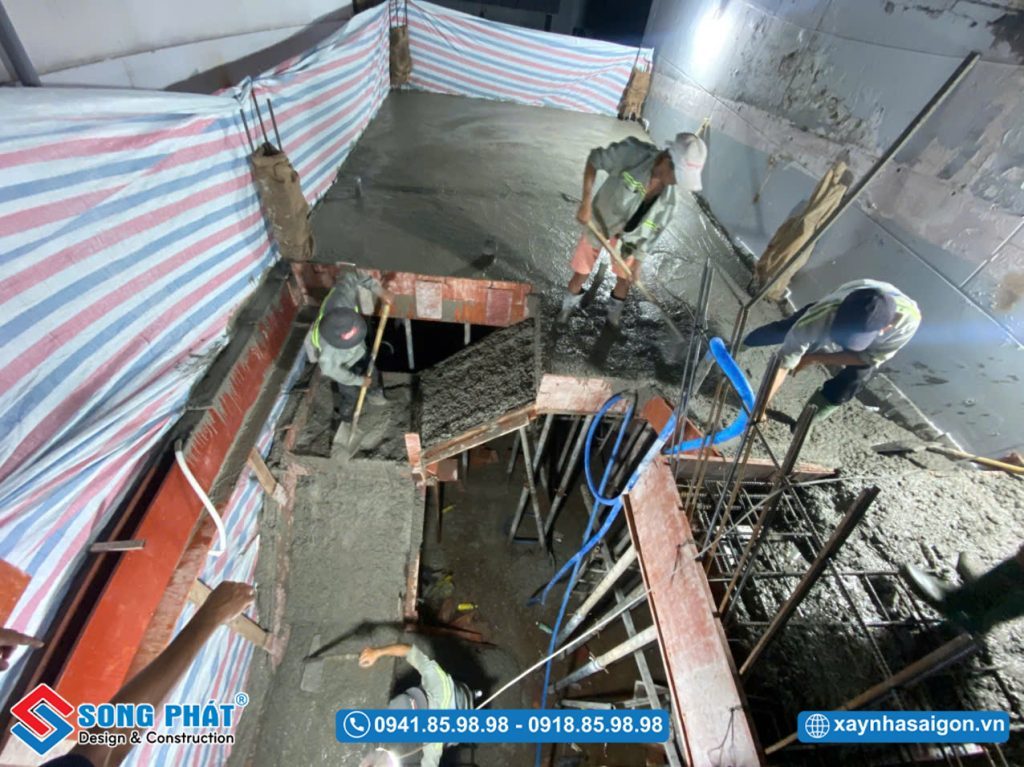 Đổ bê tông sàn lầu 1