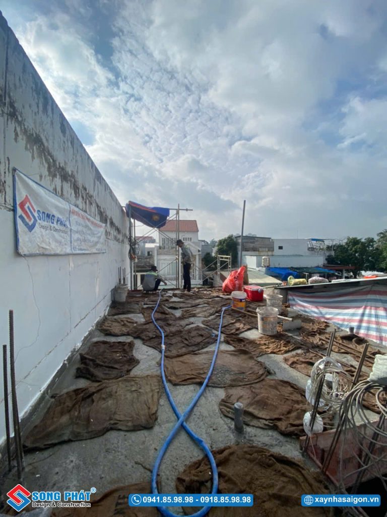 Bao che, tưới ẩm bảo dưỡng bê tông sàn