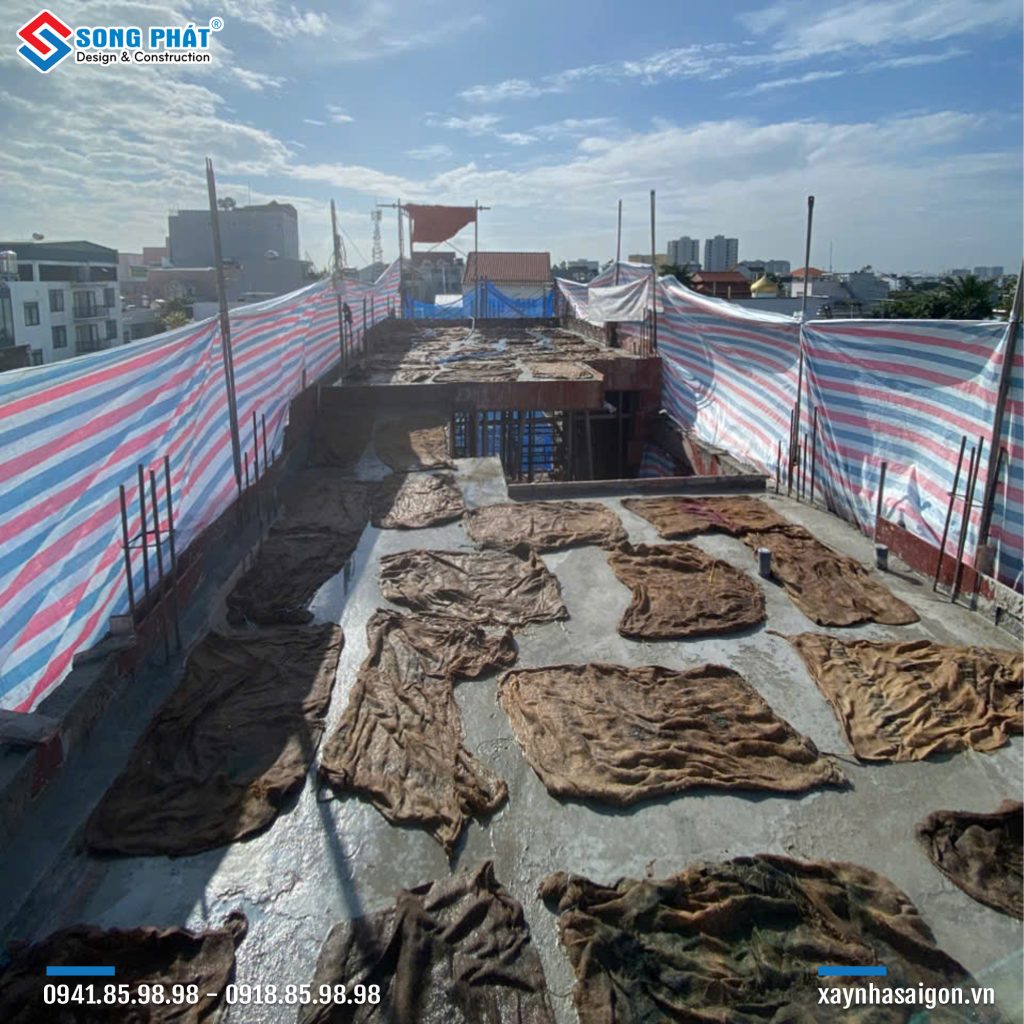 Bao che, tưới ẩm bảo dưỡng bê tông sàn
