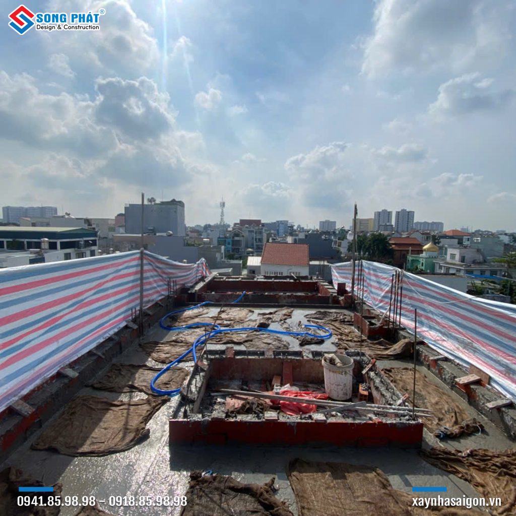 Bao che, tưới ẩm bảo dưỡng bê tông sàn