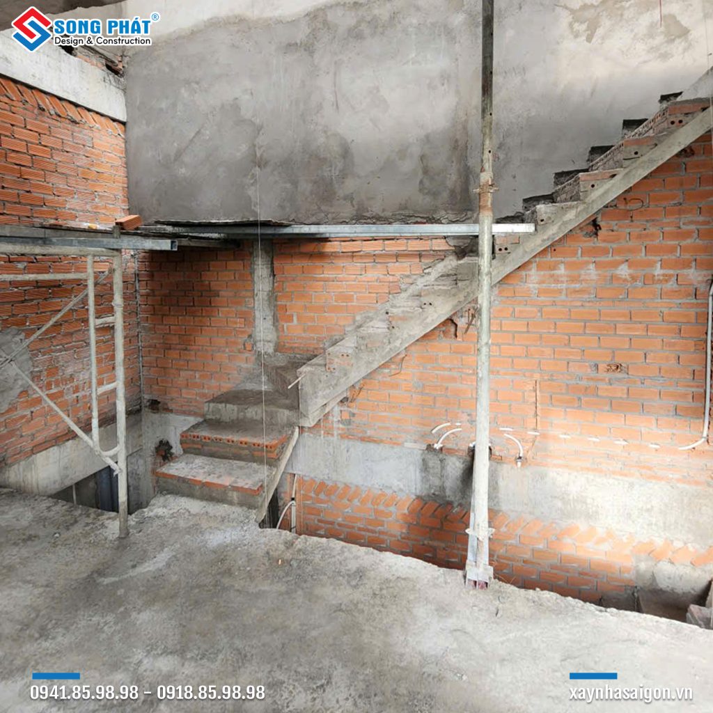 16/08 Tô tường cầu thang L1 – L2