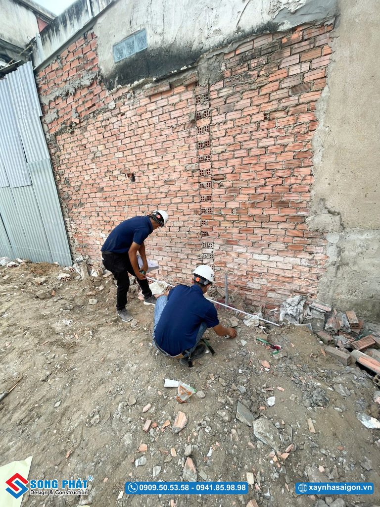 Đội ngũ Song Phát tiến hành định vị công trình