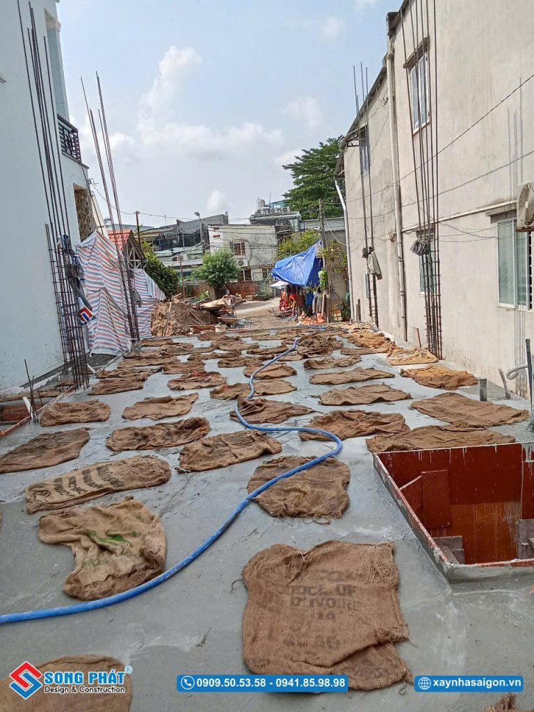 Bao che, tưới ẩm bảo dưỡng bê tông sàn