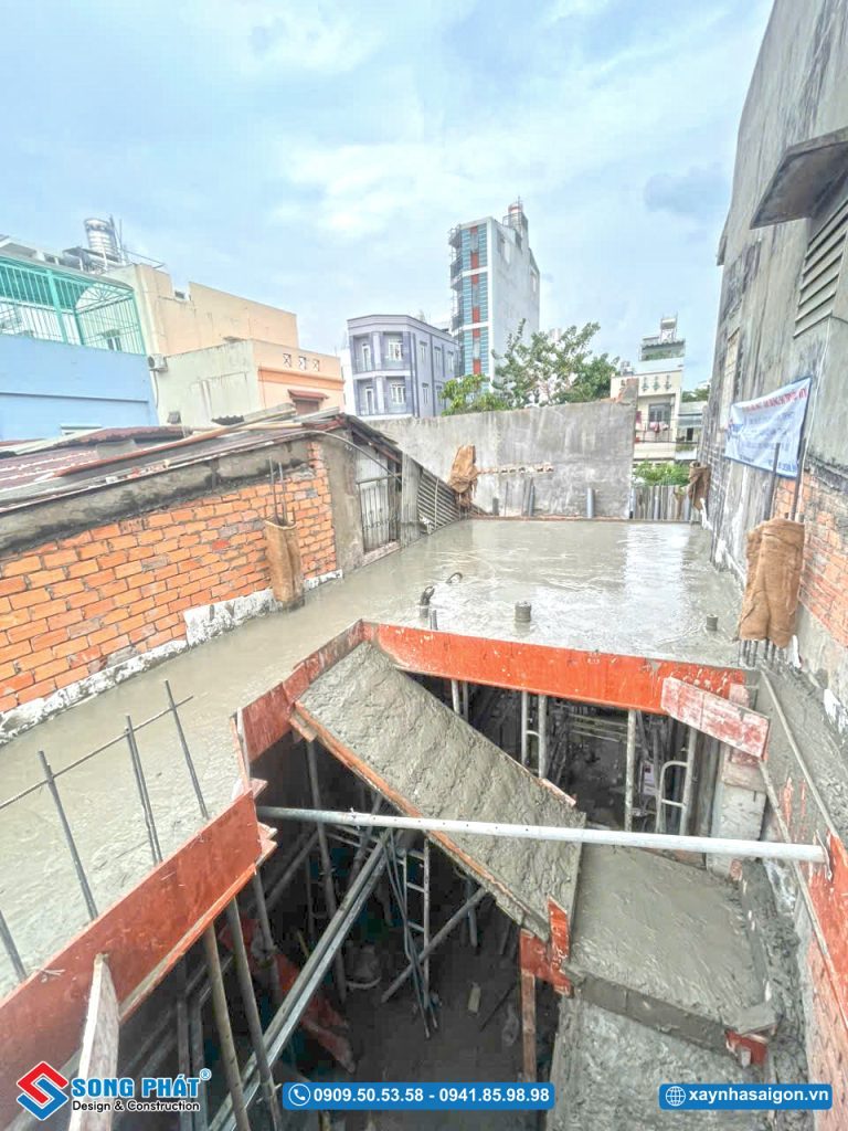 Đổ bê tông sàn lầu 1
