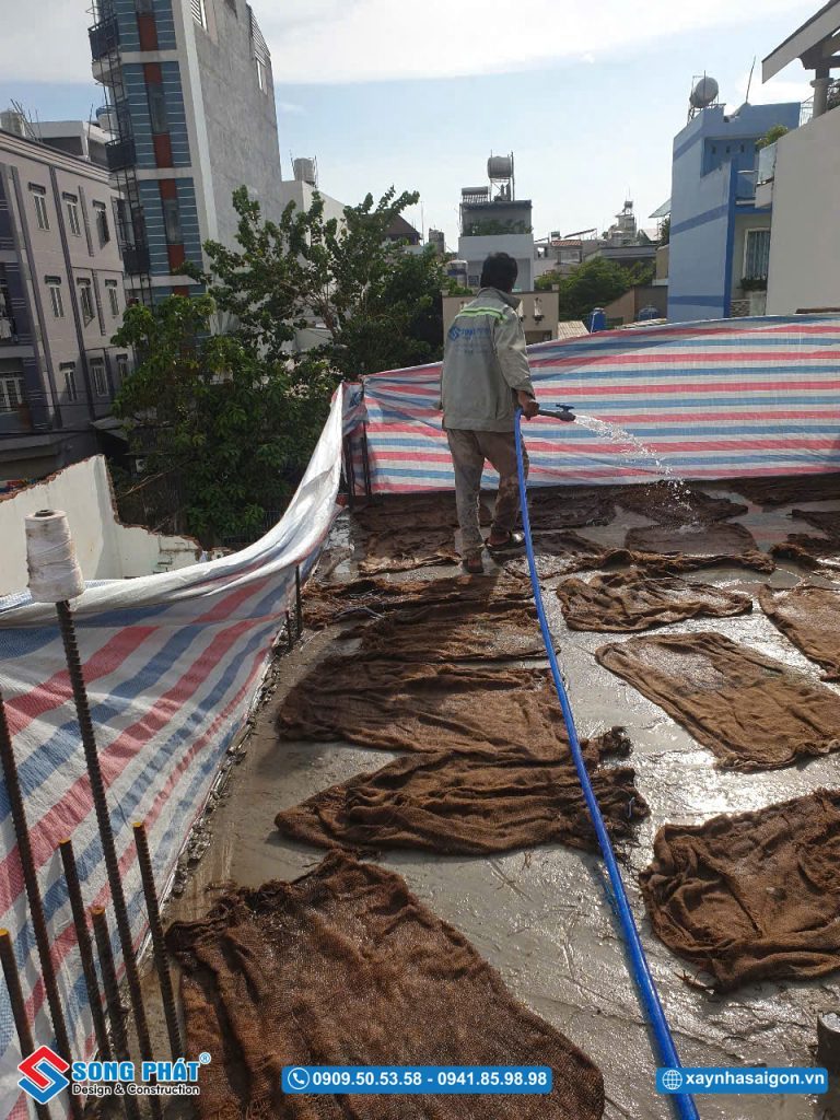 Bao che, tưới ẩm bảo dưỡng bê tông sàn